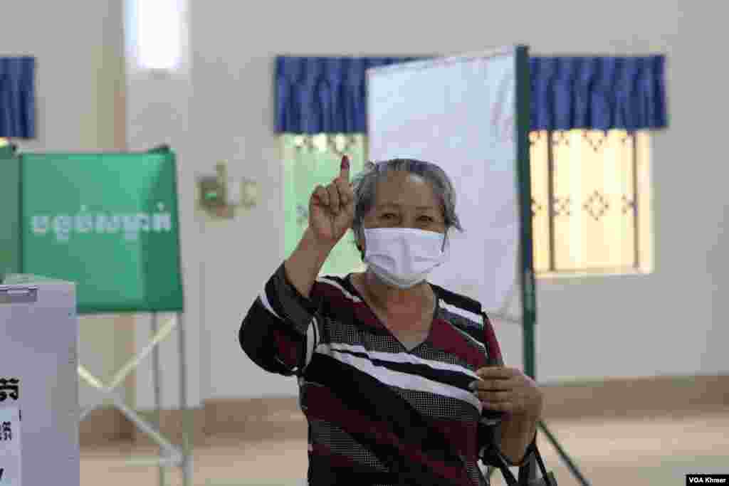 ពលរដ្ឋម្នាក់បង្ហាញម្រាមដៃជ្រលក់ទឹកថ្នាំ នៅក្នុងការបោះឆ្នោតជាតិអាណត្តិទី ៧ ដែលអវត្តមានគណបក្សប្រឆាំងដ៏ធំមួយ នៅក្រុងតាខ្មៅ ខេត្តកណ្តាល ថ្ងៃទី ២៣ ខែកក្កដា ឆ្នាំ ២០២៣។ (លាស់ លីបលីប/វីអូអេ)