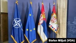 Zastave NATO, Evropske Unije i Srbije (izvor: Stefan Miljuš / Glas Amerike)