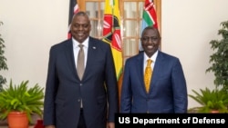 Ministri w'ingabo w'Amerika Lloyd J. Austin III na Perezida William Samoei Ruto wa Kenya bari muri prezidansi ya Kenya i Nairobi taliki 25/9/2023