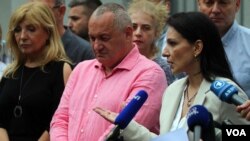 Konferencija za novinare poslanika opozicije ispred Centralnog zatvora u Beogradu povodom slučaja policajke iz Valjeva Katarine Petrović (foto: FoNet)