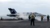 Un avión de combate F-18E se prepara para despegar del portaaviones USS Theodore Roosevelt el jueves 11 de abril de 2024, durante un ejercicio naval conjunto de tres días realizado por EEUU, Japón y Corea del Sur en el Mar de China Oriental. Corea. (Foto AP/Mari Yamaguchi)