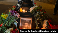 កម្រងផ្កា​សម្រាប់​លោក Alexei Navalny នៅមុខ​ស្ថានទូត​រុស្ស៊ី​ក្នុងរដ្ឋធានីវ៉ាស៊ីនតោន​នៅថ្ងៃទី១៦ ខែកុម្ភៈ ឆ្នាំ២០២៤។ (រូបថតផ្តល់ឱ្យដោយ Alexey Gorbachev)