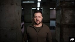 Predsednik Ukrajine Volodimir Zelenski posle obilaska trupa u Harkovu (AP)