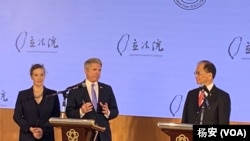台湾立法院长游锡堃（右）与正在台湾访问的美国会众议院外交事务委员会主席迈克尔·麦考尔（中）4月7日在立法院举行联合记者会。(美国之音特约记者杨安拍摄)