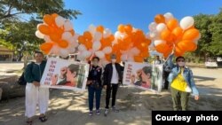 ក្រុមអ្នកគាំទ្រកញ្ញា ឈឹម ស៊ីថរ លើកបដានិងប៉េងប៉ោងដើម្បីបង្ហាញការនឹករឭកដល់កញ្ញា ស៊ីថរ ដែលកំពុងជាប់ក្នុងពន្ធធនាគារ នាថ្ងៃទី២៦ ខែធ្នូ ឆ្នាំ២០២៣។ (រូបថតផ្តល់ឱ្យអ្នកស្រី ម៉ម សុវឌ្ឍិន)
