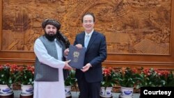 塔利班公佈的照片顯示，塔利班大使阿薩杜拉·比拉勒·卡里米向中國外交部禮賓司司長洪磊遞交國書。(2023年12月1日)
