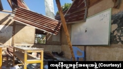 ကရင်နီပြည်လို့လည်း ခေါ်ကြတဲ့ ကယားပြည်နယ် ဒီးမော့ဆိုမြို့နယ်ထဲက စစ်ကောင်စီ ဗုံးကြဲတိုက်ခိုက်မှုကြောင့် ပျက်စီးသွားတဲ့ ကိုယ်ထူကိုယ်ထ ဖွင့်လှစ်ထားတဲ့ စာသင်ကျောင်း နှစ်ကျောင်း