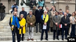 Marš solidarnosti sa Ukrajinom, povodom dvogodišnjice početka sveobuhvatne ruske agresije na Ukrajinu, kod spomenika knezu Mihailu, Beogradu, Srbija, 24. februara 2024. (Foto: Glas Amerike/Rade Ranković)