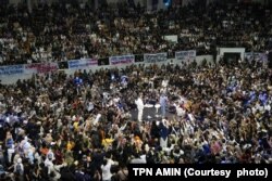 Pasangan calon presiden/calon wakil presiden Anies Baswedan dan Muhaimin Iskandar menggelar kampanye di DBL Arena, Surabaya, Jawa Timur, Jumat, 9 Februari 2024. (Foto: TPN AMIN)