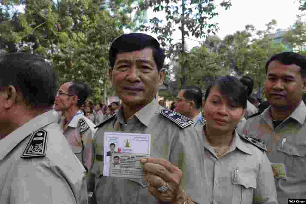 អង្គ​បោះឆ្នោត​លើក​បង្ហាញ​អត្តសញ្ញាណបណ្ណ និង​ឯកសារ​សម្រាប់​ចូល​រួម​ការ​បោះ​ឆ្នោត​ជ្រើស​រើស​សមាជិក​ព្រឹទ្ធសភា នៅ​មណ្ឌល​បោះឆ្នោត​វិទ្យាល័យ​ព្រះស៊ីសុវត្ថិ ក្នុង​រាជធានី​ភ្នំពេញ នា​ថ្ងៃទី​២៥ ខែ​កុម្ភៈ ឆ្នាំ​២០២៤។ (ស៊ុន ណារិន/វីអូអេ)