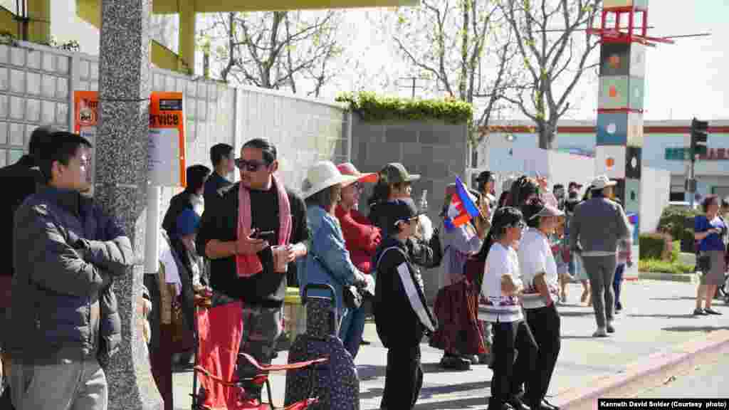 ពលរដ្ឋ​ខ្មែរអាមរិកាំងនិង​សហគមន៍នៅទីក្រុង Long Beach រដ្ឋកាលីហ្វ័រញ៉ា ចូលរួមទស្សនា​ការ​ដើរហែក្បួន​វប្បធម៌​ប្រចាំឆ្នាំ​ដើម្បី​អបអរ​សាទរ​ពិធី​បុណ្យ​ចូល​ឆ្នាំ​ប្រពៃណីខ្មែរ កាលពីថ្ងៃទី ៧ ខែមេសា ឆ្នាំ២០២៤។ (រូបថតដោយ Kenneth David Snider) 