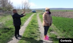 En la imagen aparece el matrimonio cubano Los ciudadanos cubanos tras ser detenidos por las autoridades rumanas tras ser detenidos en Rumanía, sitio al que llegaron en un bote inflable. [Foto: Cortesía de la Policía de Rumanía]