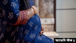 ভারতের সুপ্রিম কোর্ট গর্ভপাতের মামলার শুনানিতে গর্ভবতী মহিলা না বলে, অন্তঃসত্বা বা গর্ভবতী ব্যক্তি বলার পক্ষে মত দিয়েছে। প্রতীকী ছবি।