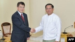 រូប​ឯកសារ៖ មេដឹកនាំ​របប​យោធា​មីយ៉ាន់ម៉ា​លោក Min Aung Hlaing (ស្តាំ) ទទួល​បេសកជន​ពិសេស​របស់​ចិន​ប្រចាំ​ប្រទេស​មីយ៉ាន់ម៉ា​លោក Deng Xijun នៅ​រដ្ឋធានី​ណៃពិដោ កាល​ពី​ថ្ងៃទី​២៩ ខែ​ធ្នូ ឆ្នាំ​២០២២។