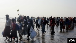 ဘင်္ဂလားဒေ့ရှ်ဘက်ကို ထွက်ပြေးသွားကြသော ရိုဟင်ဂျာများ ယခင်မှတ်တမ်းဓာတ်ပုံ။