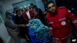 Sejumlah petugas kesehatan mempersiapkan pengiriman para bayi prematur ke Mesir setelah mereka berhasil dievakuasi dari Rumah Sakit Al Shifa di Gaza, pada 20 November 2023. (Foto: AP/Fatima Shbair)