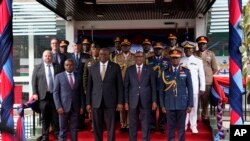 Waziri wa ulinzi wa Marekani Llyod Austin na mwenzake wa Kenya, Aden Duale na maafisa wengine wa jeshi la Kenya, baada ya kusainiwa mkataba wa ushirikiano kati ya nchi zao mbili kwenye sekta ya ulinzi, Septemba 25, 2023.