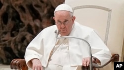 ARCHIVO - El papa Francisco habla en la audiencia general semanal en el Aula Pablo VI en el Vaticano, 22 de febrero de 2023. 