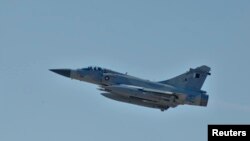 Sebuah jet tempur Dassault Mirage 2000-5 Angkatan Udara Emiri Qatar lepas landas sebagai bagian dari misi Joint Task Force Odyssey Dawn (JTF-OD) di Teluk Souda di Yunani, 25 Maret 2011. (REUTERS/Paul Farley/A.S. Navy Photo/Handout)