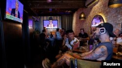 Gledanje prenosa debate u kafiću u San Dijegu u Kaliforniji (Foto: REUTERS/Mike Blake)