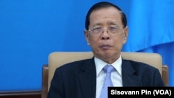 អ្នកនាំពាក្យ​គណបក្ស​កាន់​អំណាច​លោក​សុខ ឥសាន​ ផ្តល់​បទសម្ភាសន៍​ជាមួយ​សំឡេង​សហរដ្ឋ​អាមេរិក​ (វីអូអេ​)​ នៅ​ទីស្នាក់​កណ្តាល​គណបក្ស​ប្រជាជនកម្ពុជា​ ក្នុងទីក្រុង​ភ្នំពេញ​ ថ្ងៃទី​៦ កក្កដា​ ឆ្នាំ​ ២០២៣។ (ពិន ស៊ីសុវណ្ណ/វីអូអេ)