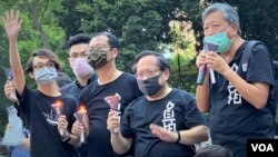 前支聯會主席李卓人(右一)及副主席何俊仁(右二)被控《港區國安法》下”煽動顛覆國家政權罪”，兩人分別被還柙超過兩年半及一年半，預料今年11月初之前無法正式開審。(美國之音/湯惠芸)