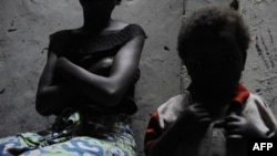 Mwathiriwa wa ubakaji akiwa amekaa nje ya kliniki ya Heal Africa huko Goma. Picha na AFP/Roberto SCHMIDT 