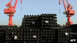资料照：中国江苏省连云港码头正在装船的出口钢材。（2015年12月1日）