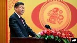 中國領導人習近平在北京人大會堂迎春晚會上演講。（2023年1月20日）