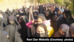 په هرات کې د شیعه ښځو د مظاهرې یوه برخه 