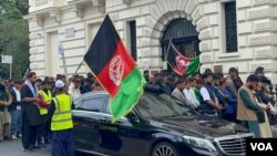 لندن کې سلګونو کسانو د جمعې له لمانځه سمدستي وروسته د ګيله من وزير د غايبانه جنازې لمونځ وکړ.