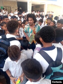 Ahmad Mohsen conversa con niños de un colegio en Manaure, Colombia. [Foto: Cortesía del entrevistado]