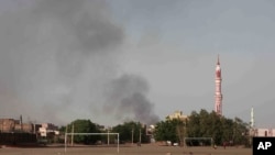 በካርቱም ከታማ የቃጠሎ ጭስ ይታያል፡፡ ካርቱም፤ ሱዳን