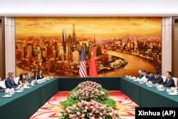 美國氣候特使克里（左一）與中國國家副主席在北京舉行會談。（2023年7月19日）