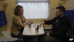 Ukrajinski predsednik i novinarka AP-a u vozu u Ukrajini