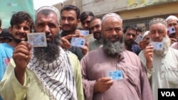 این دستور پاکستان نزدیک به ۹۰۰ هزار مهاجر افغان را که کارت‌های شهروندی افغانستان را دارند، متاثر خواهد ساخت.