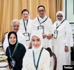 Menteri Perencanaan Pembangunan Nasional/Kepala Bappenas, Soeharso Monoarfa bersama Anies Baswedan dan Gubernur Jawa Tengah Ganjar Pranowo saat menunaikan ibadah haji. (Twitter/@islah_bahrawi)