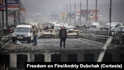 En una de las escenas del documental Freedom on Fire (Libertad en llamas), un hombre mira a un puente destruido por ataques rusos en una ciudad de la región del Donbás ucraniano.