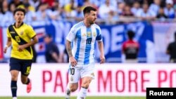 El argentino Lionel Messi en un partido contra Ecuador en el encuentro en Soldier Field. Foto: Daniel Bartel-USA TODAY