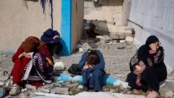 2024年2月15日，由於以色列對加沙走廊南部哈馬斯武裝分子的地面攻勢，巴勒斯坦人從汗尤尼斯的納賽爾醫院撤離後抵達拉法，人們在受損的建築物旁休息。（路透社照片）