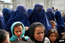 Burka içerisindeki Afgan kadınlar