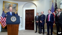 2023年7月21日，拜登總統在白宮羅斯福廳就人工智能發表講話。聆聽者左起為亞馬遜網絡服務首席執行官亞當·塞利普斯基、 OpenAI 總裁格雷格·布羅克曼、Meta總裁尼克·克萊格、Inflection AI首席執行官穆斯塔法·蘇萊曼。（美聯社照片）