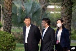 中國領導人習近平在廣州市的一個花園散步。 （2023年4月7日）