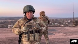 La captura de video publicado en el canal de Telegram @concordgroup_official, el 3 de marzo de 2023, muestra a Yevgeny Prigozhin, el jefe del grupo paramilitar ruso Wagner, hablando a la cámara desde una azotea en un lugar no revelado.