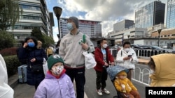 北京一家兒童醫院外排隊等候看病的兒童及家長。 （2023年11月27日）