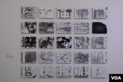 参展的摄影师MC Chan把《苹果日报》最后一期头版分割成25份，在黑房冲晒到银盐相纸上，带给25位朋友用不同的方法显影 (美国之音/郑乐捷)