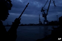 Oficir ukrajinskih specijalnih snaga govori preko radija polazeći na noćnu misiju preko rijeke Dnjepar na području Hersona, 11. juna 2023.