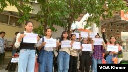 អ្នកគាំទ្រ ទាមទារឱ្យដោះលែង លោក កើត សារ៉ាយ ឱ្យមានសេរីភាព នៅខាងមុខតុលាការក្រុងភ្នំពេញ នៅថ្ងៃទី២០ ខែមិថុនា ឆ្នាំ២០២៤។ (លាស់ លីបលីប/វីអូអេ)