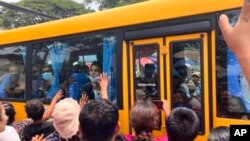 یانگون میانمار میں سترہ اپریل کو جیل سے رہا ہونے والی قیدیوں کا ان کے عزیز استقبال کر رہے ہیں ۔
