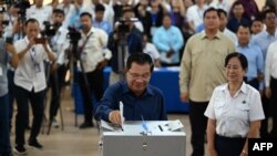 នាយករដ្ឋមន្ត្រីកម្ពុជា លោក ហ៊ុន សែន បោះឆ្នោតនៅមណ្ឌលបោះឆ្នោតក្នុងខេត្តកណ្តាល សម្រាប់ការបោះឆ្នោតជាតិអាណត្តិទី ៧ នាថ្ងៃទី ២៣ ខែកក្កដា ឆ្នាំ ២០២៣។ (Photo by TANG CHHIN SOTHY / AFP)